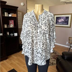 Vince Camuto black & white short ruffled sleeves Vneck blouse-size L